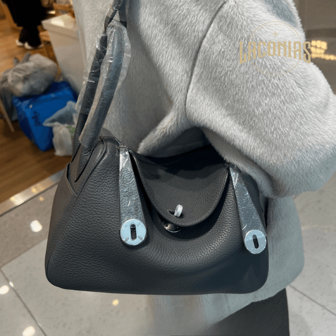 One-shoulder commuting bag — showcase 1