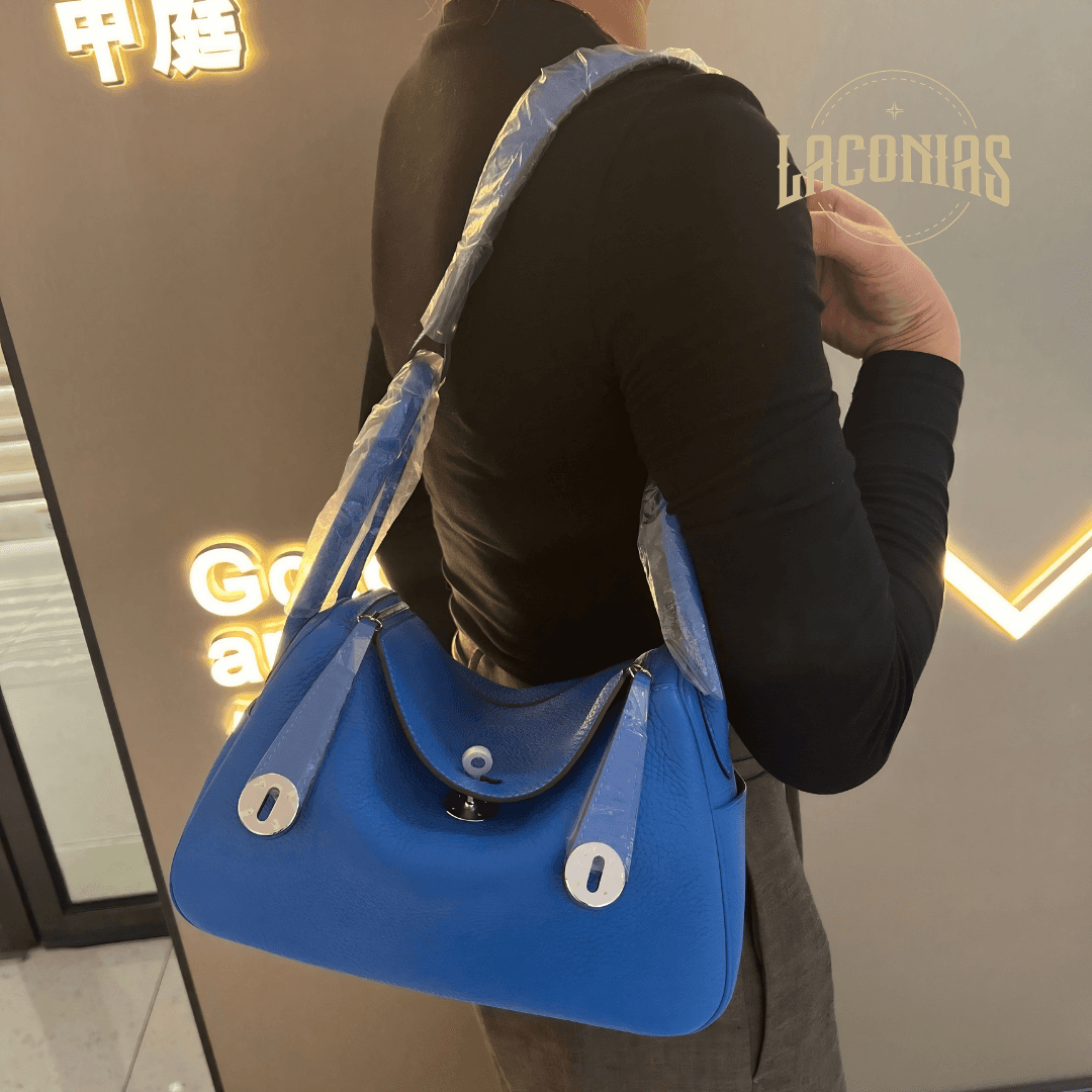 One-shoulder commuting bag — showcase 5